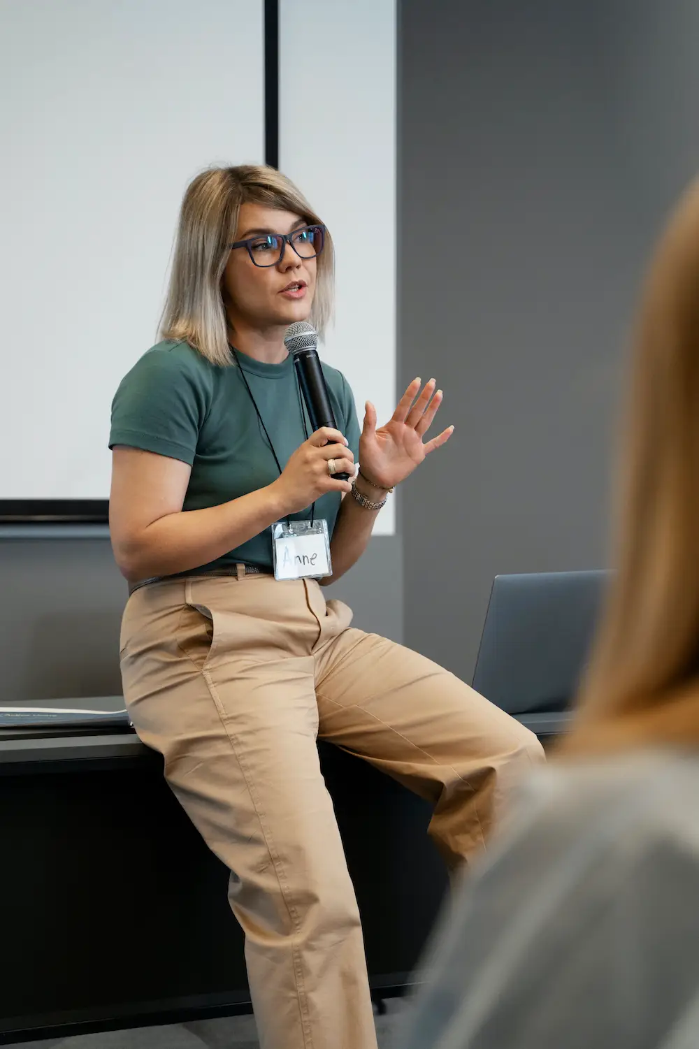 Mujer empoderada hablando en público.